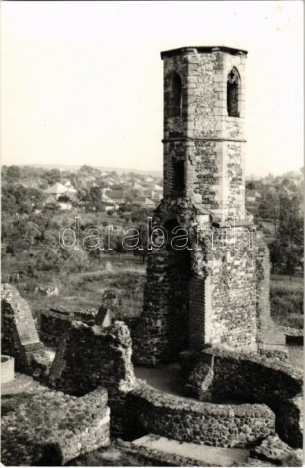 Kisnána, várrom (XV. század). Képzőművészeti Alap Kiadóvállalat