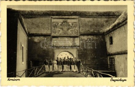 Komárom, Komárnó; Öreg vár kapu katonákkal / old castle gate with soldiers