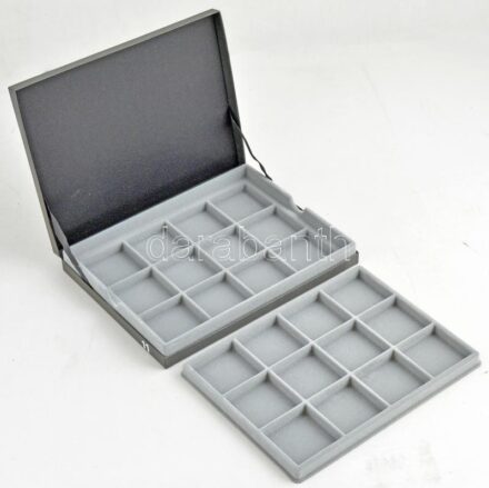 Éremtartó kazetta egy kivehető tálcával, összesen 24 férőhellyel (50x50mm), használt, de újszerű állapotban