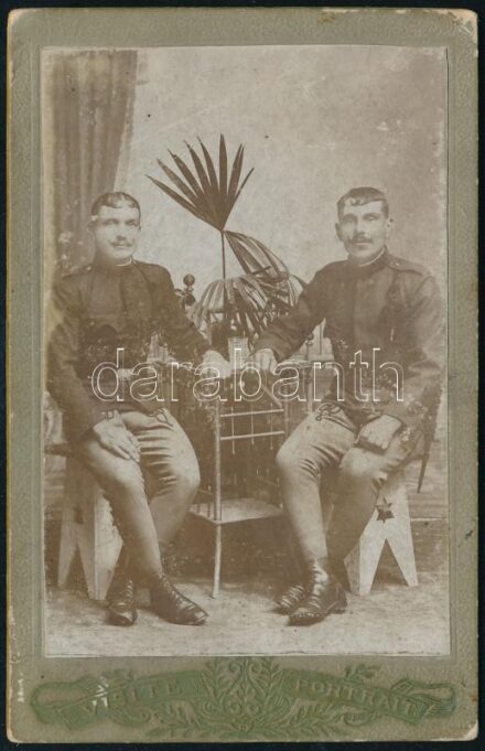cca 1890 Kassa, két fiatal katona műtermi portréja, keményhátú fotó Andrássy Jenő kassai műterméből, 11×7 cm
