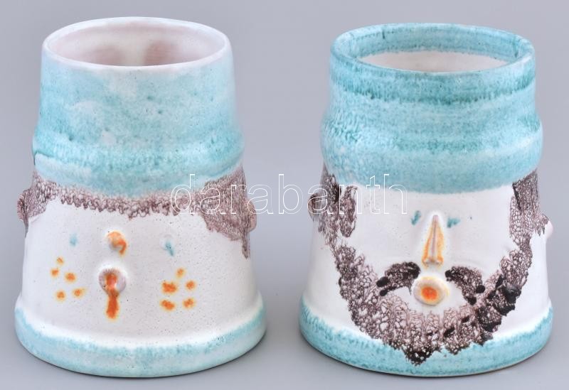 Kiss Roóz Ilona (1920-2010): Figurális sörös korsó, 2db, mázas kerámia, kézzel festett, jelzett, hibátlan, m: 11,5 cm