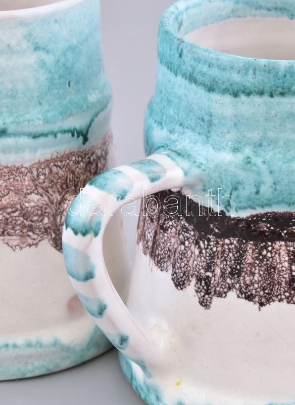 Kiss Roóz Ilona (1920-2010): Figurális sörös korsó, 2db, mázas kerámia, kézzel festett, jelzett, hibátlan, m: 11,5 cm - Image 3