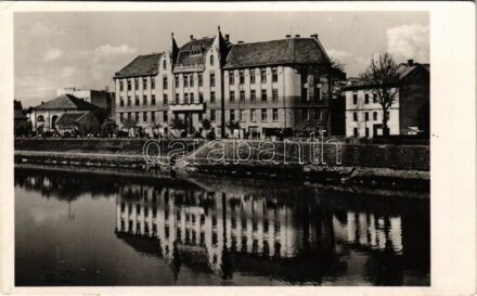 1942 Ungvár, Uzshorod, Uzhhorod, Uzhorod; M. kir. Polgári leányiskola / girls' school, riverside (EK)