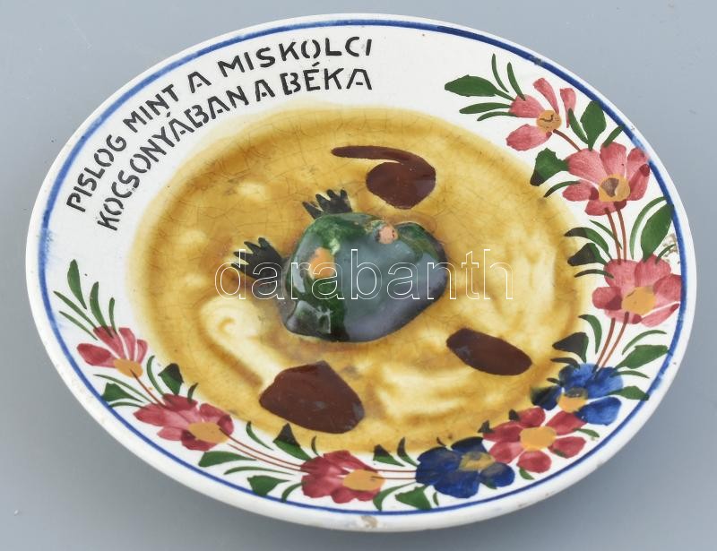 Hollóházi antik humoros tálka 'Pislog mint a miskolci kocsonyában a béka' felirattal, kézzel festett, jelzett, nagyon apró máz hibával, lepattanással d: 15 cm