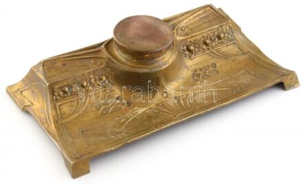cca 1900 Szecessziós réz asztali tolltartó és tintatartó, üvegbetét nélkül, fedél pótolt és nem illeszkedik, sz: 27 cm / Art nouveau pen holder, without glass, cap not original and not matching