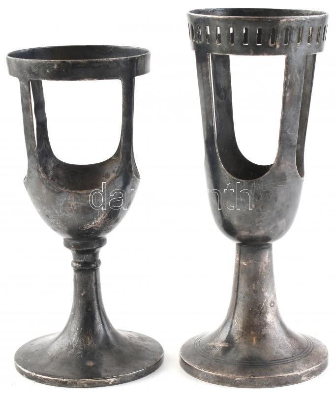 cca 1900-1910 össz. 2 db alpakka üvegbetét nélküli pohártartó kehely: Zombor, Vadászkürt kávéház, Szandrik, jelzett. m: 13 cm és Szeged, Központi Szálloda, Hacker, jelzett, m: 15 cm, mindkettő kopásnyomokkal