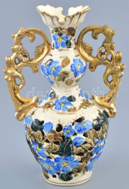 Szecessziós díszváza. Formába öntött porcelánfajansz, palástján áttört aranybrokát díszítménnyel. Fischer Ignác, Budapest, XIX. sz. vége. Restaurált. m:20cm