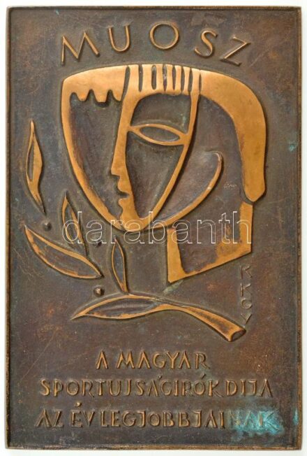 Kiss Kovács Gyula (1922-1984) ~1970. 'MUOSZ - A Magyar Sportújságírók Díja - Az év legjobbjainak' egyoldalas, öntött bronz plakett (123x82mm) T:1- patina