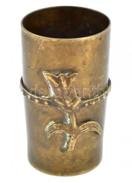 Lőszerhüvelyből készült italos pohár, rózsa díszítéssel, m: 7 cm