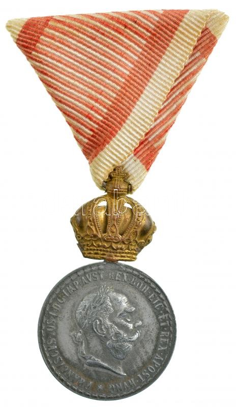 1890. 'Ezüst Katonai Érdemérem a katonai érdemkereszt szalagján' aranyozott Br és hadifém kitüntetés, eredeti, fakó szalagon T:2- peremén kis sérülés Hungary 1890. 'Silver Military Merit Medal on a war ribbon' gilt Br and war metal