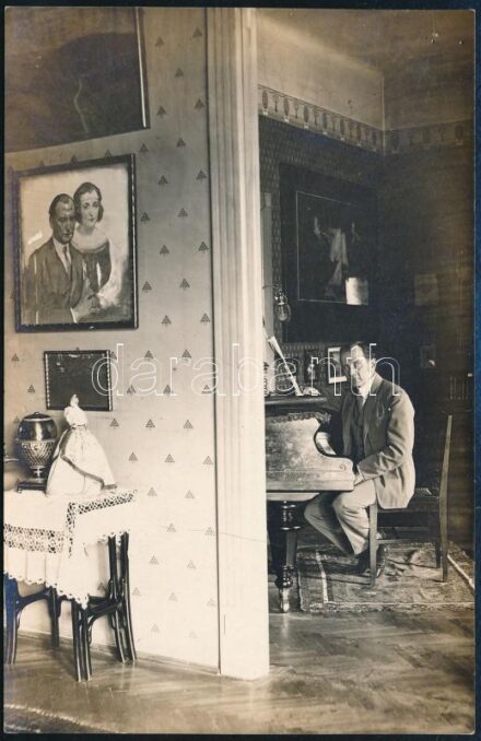 Dohnányi Ernő (1877-1960) zeneszerző fotója Széher úti villájában a zongora mellett. 1927. 10x15 cm