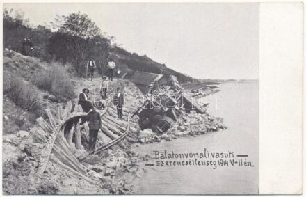 1914 Balaton, Balatonfűzfő és Balatonkenese közötti vasútvonalon történt vonat szerencsétlenség a löszfal megcsúszása miatt, Balatonba sodort gőzmozdony és maradványai. Ifj. Buchter János kiadása Balatonalmádi