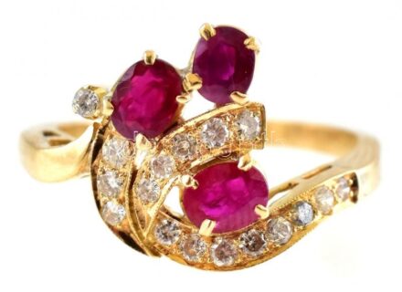 Arany (Au/18k) Női koktélgyűrű 17 darab brillel (cca. 0,17ct) és 3 db rubinnal ékítve, jelzett, bruttó:5g, m:60