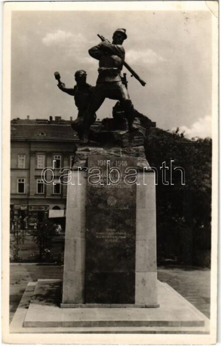 Budapest V. Fővám tér, volt 1. honvéd és 1. népfölkelő gyalogezred emlékműve (lebontották). Márton Ferenc és Siklódy Lőrinc alkotása. Hölzel Gyula felvétele (EK)
