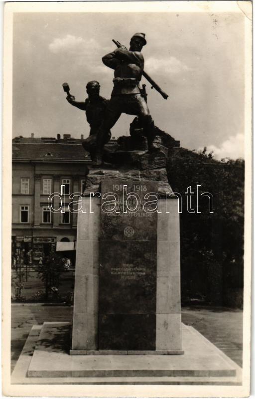 Budapest V. Fővám tér, volt 1. honvéd és 1. népfölkelő gyalogezred emlékműve (lebontották). Márton Ferenc és Siklódy Lőrinc alkotása. Hölzel Gyula felvétele (EK)