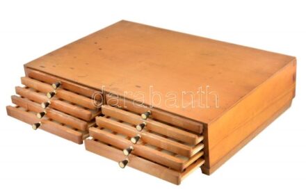 Fából készült érmetartó szekrény, tíz fiókkal ellátva, fiókonként 54 fészekkel, használt de jó állapotban + egy zacskónyi használt műanyag kapszula (szétszedve)