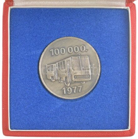 1977. 'Ikarus Karosszéria és Járműgyár Budapest / 100.000' fém emlékérem (40mm) díszdobozban T:1- kis karc