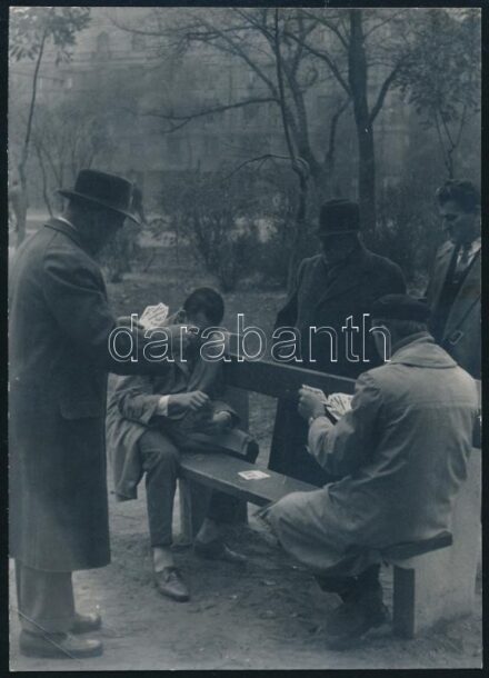 cca 1960 Budapest, ultiparti a Városligetben, fotó, felületén sarkán törésnyommal, 18×13 cm
