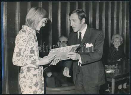 cca 1975 Antal Imre értékes (Mozart!) lemezjutalmat nyújt át a zenei vetélkedő egyik győztesének, háttérben Sándor Judit és Barabás Tibor, hátoldalon feliratozott, a Magyar Ifjúságban publikált fotó, 13×18 cm