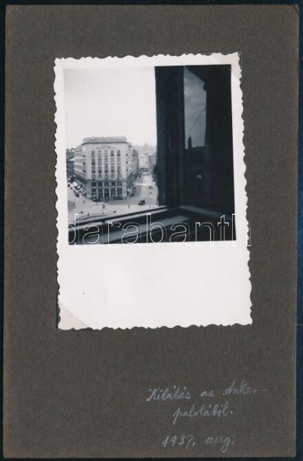 1937 Budapest, kilátás az Anker-palotából az Adriai Biztosító épületére és üzletekre, fotó kartonon, feliratozva, 8,5×5,5 cm