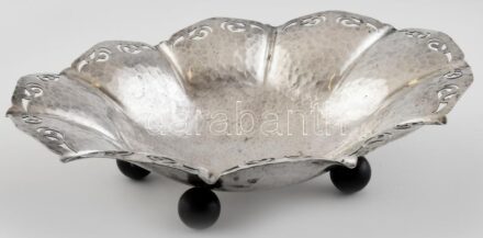 Art Deco áttört ezüstözött kínáló, 4db fagolyó lábon, jelzett, szép állapotban, 30x22cm