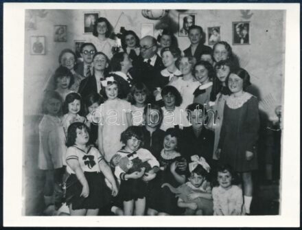 cca 1942 Lakner Artúr gyermekszínháza, alsó sor 3. Ruttkai Éva, háború utáni előhívás, 9×12 cm