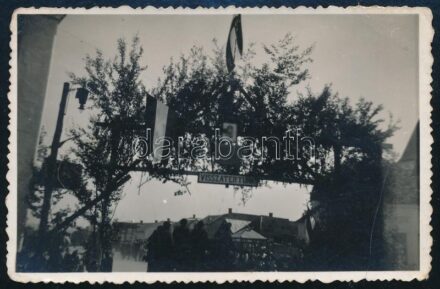 1940 A magyar csapatok bevonulására készített erdélyi díszkapu, hátoldalon feliratozott fotó, 5,5×8,5 cm