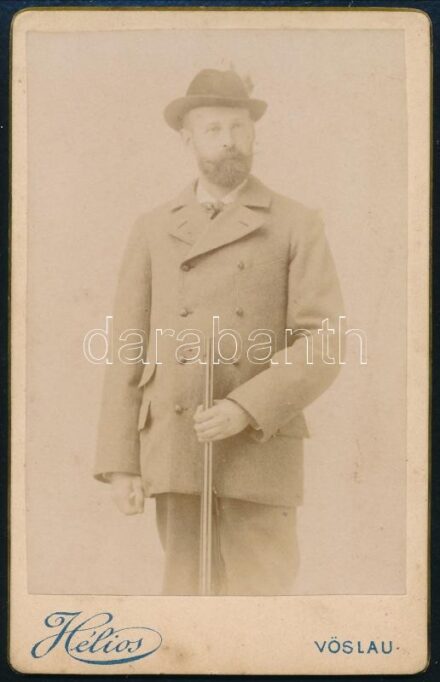 1894 Adolf Hübner vadász portréja, keményhátú fotó Hélios vöslaui műterméből, 10,5×6,5 cm