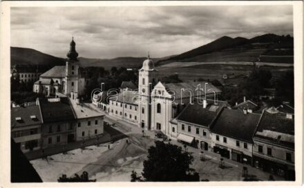 Rozsnyó, Roznava; Fő tér, templom, Tátra Bank, Első gömörmegyei temetkezési intézet, Schnitzer üzlete. Fuchs József kiadása / main square, church, bank, funeral company, shops