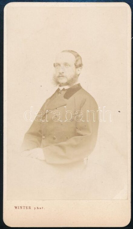 cca 1865 Férfiportré, keményhátú fotó Winter prágai műterméből, 10,5×6 cm