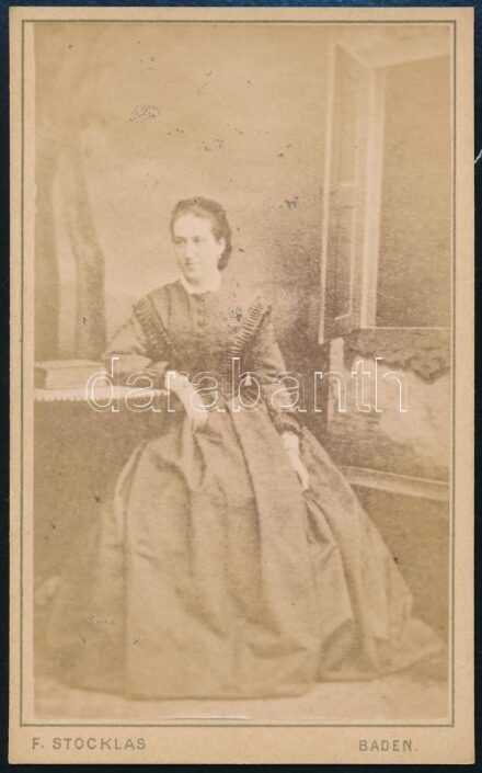 1866 Női portré, keményhátú fotó Szocklas badeni műterméből, 10,5×6,5 cm