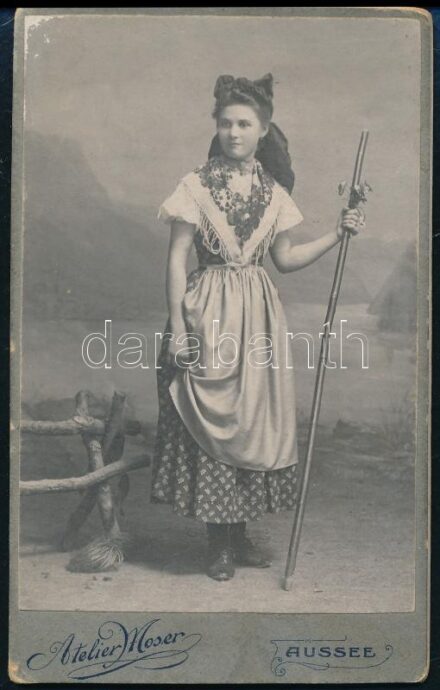 cca 1910 Major Györgyné Mayerhöffer Margit (1884k-1969) népviseletben, keményhátú fotó Michael Moser Aussee-i műterméből, 10,5×6,5 cm