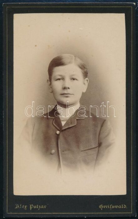 cca 1882 Gyermekportré, keményhátú fotó Alex Putzar greifswaldi műterméből, 10,5×6,5 cm
