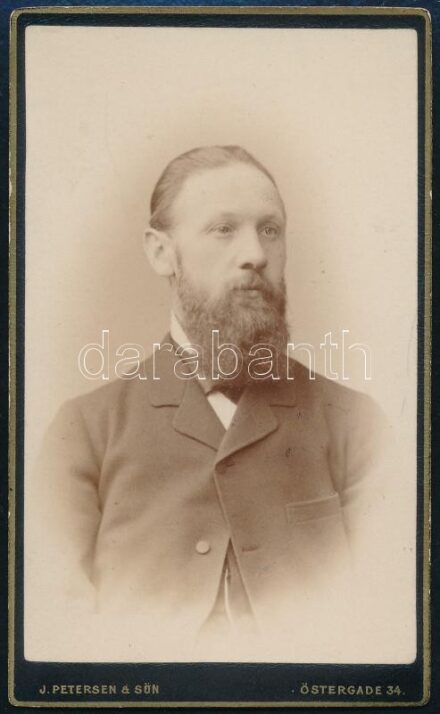cca 1882 Férfiportré, keményhátú fotó Petersen&Son koppenhágai műterméből, 10,5×6,5 cm