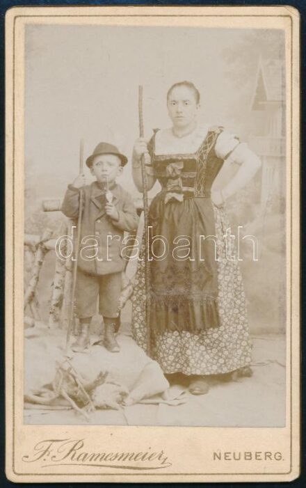 cca 1890 Férfi és nő népviseletben, keményhátú fotó Ramesmeier neubergi műterméből, 10,5×6,5 cm
