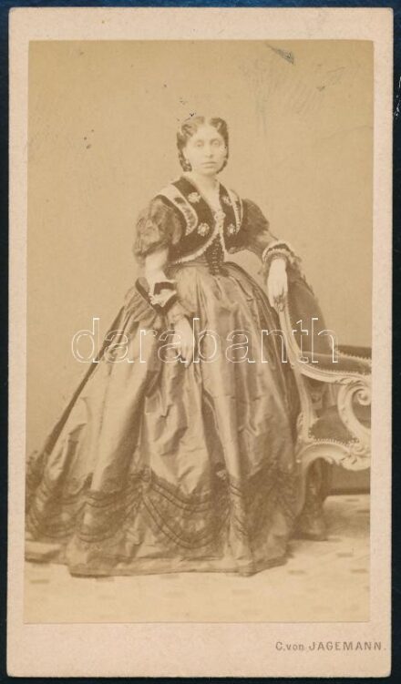 1869 Perczel Mária, női portré, keményhátú fotó Jagemann bécsi műterméből, 10,5×6 cm