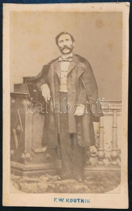 cca 1865 Férfiportré, keményhátú fotó Koutnik bécsi műterméből, 10,5×6,5 cm
