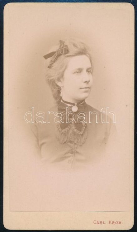 1872 Bayza kisasszony, keményhátú fotó Carl Kroh bécsi műterméből, 10,5×6 cm