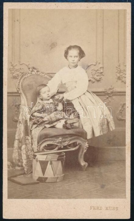cca 1865 Bene testvérek műtermi portréja, keményhátú fotó Ferdinand Küss bécsi műterméből, 10,5×6 cm