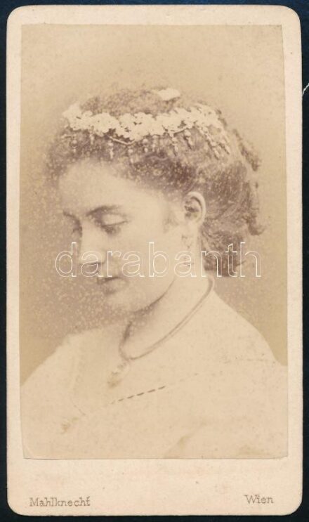 cca 1868 Anna Stadelmayer (1838-1931) színésznő, keményhátú fotó Mahlknecht bécsi műterméből, 10,5×6 cm