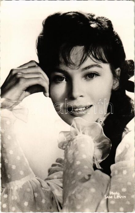 Leslie Caron Golden Globe-díjas és BAFTA-díjas francia származású amerikai színésznő, balett-táncos