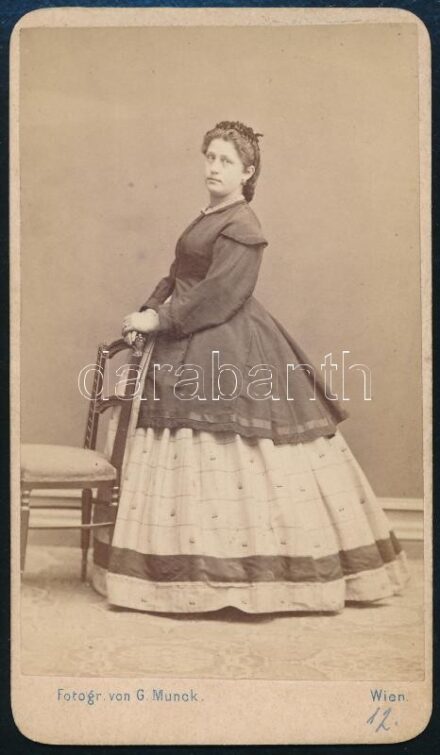cca 1865 Hölgy egész alakos portréja, keményhátú fotó Munck bécsi műterméből, 10,5×6 cm