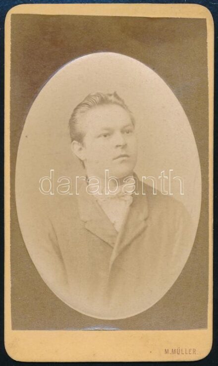 cca 1870 Férfiportré, porcelánkép utánzatú keményhátú fotó Moriz Müller bécsi műterméből, 10,5×6 cm