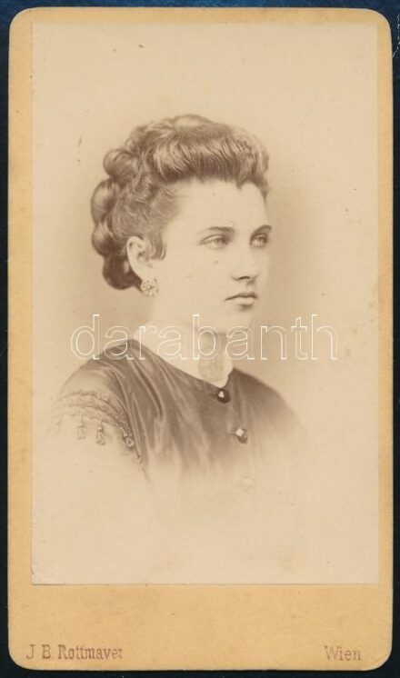 1869 Női portré, keményhátú fotó Rottmayer bécsi műterméből, 10,5×6 cm