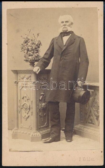 cca 1864 Idős férfi portréja, keményhátú fotó Kohler bécsi műterméből, 10,5×6,5 cm