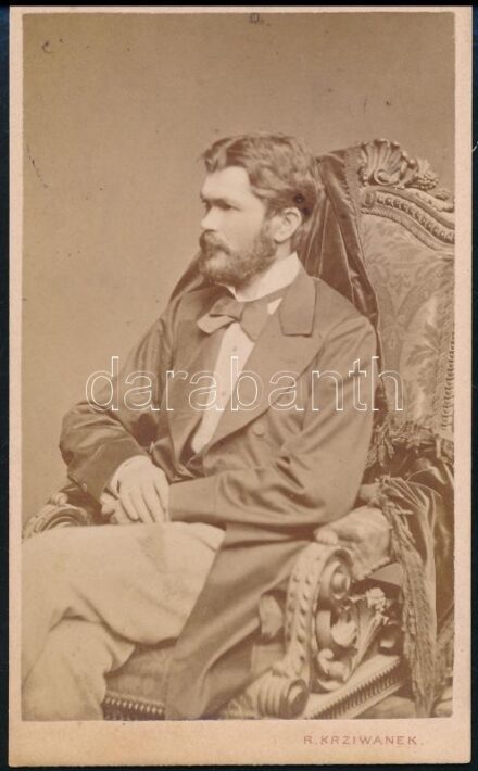 cca 1880 Férfi karosszékben, keményhátú fotó Krziwanek bécsi műterméből, 10,5×6,5 cm