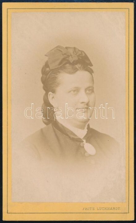 cca 1875 Női portré, keményhátú fotó Luckhardt bécsi műterméből, 10,5×6,5 cm