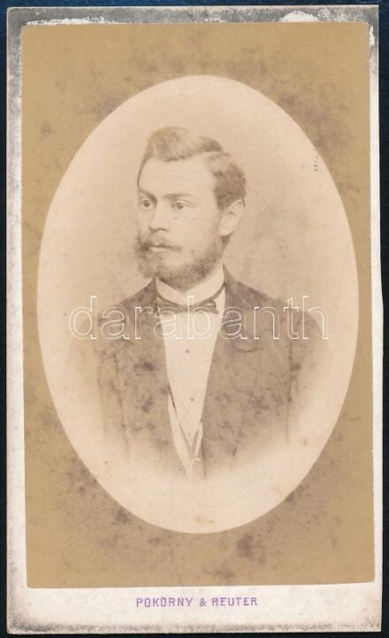 cca 1880 Férfiportré, keményhátú fotó Pokorny&Reuter bécsi műterméből, foltos, 10,5×6,5 cm