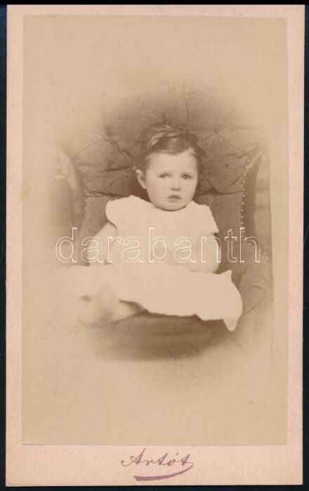 1878 Babaportré, keményhátú fotó Artót bécsi műterméből, 10,5×6,5 cm