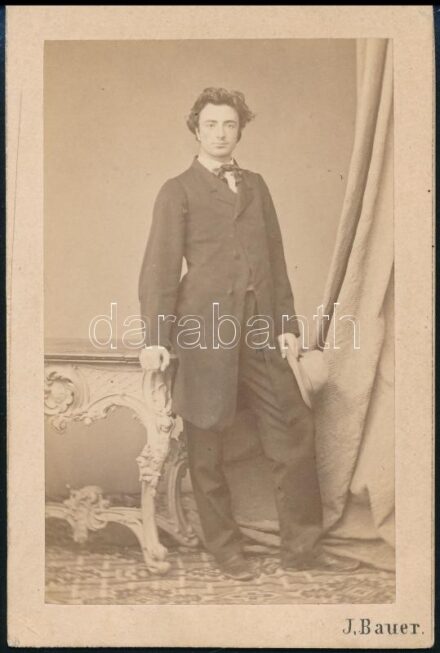 cca 1860 Férfiportré, keményhátú fotó Bauer bécsi műterméből, 10,5×6,5 cm